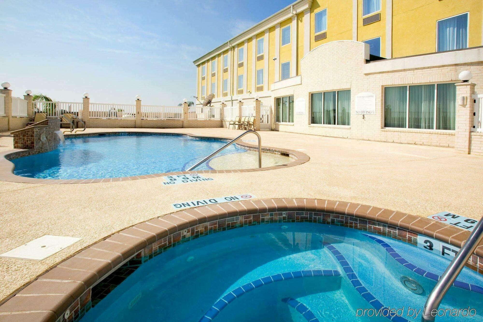 Holiday Inn Express Hotel And Suites Falfurrias Buitenkant foto